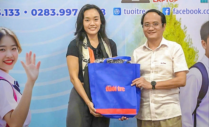 Nữ họa sĩ Phan Phú Yên trao 100 triệu đồng cho chương trình Tiếp sức đến trường của báo Tuổi Trẻ - Ảnh 3.
