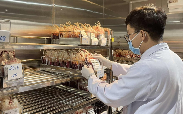 Máu hiến sụt giảm, người bệnh chờ máu - Ảnh 1. máu hiến - Ảnh 1.