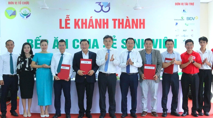 Ký túc xá Đại học Quốc gia TP.HCM tràn ngập logo Tuổi Trẻ 50 năm, sinh viên xúc động - Ảnh 8.