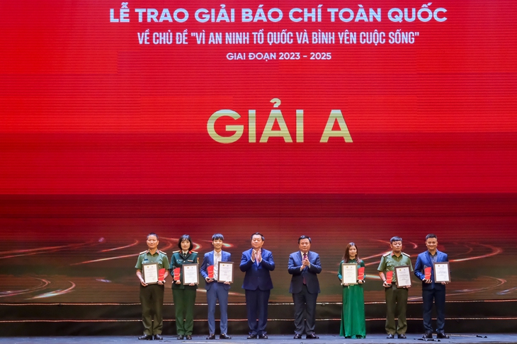 'Ngòi bút thép' đồng hành cùng 'lá chắn thép' thắp sáng khát vọng Việt Nam - Ảnh 1. Giải báo chí toàn quốc Vì an ninh Tổ quốc và bình yên cuộc sống: Tôn vinh những 'ngòi bút thép' - Ảnh 1.