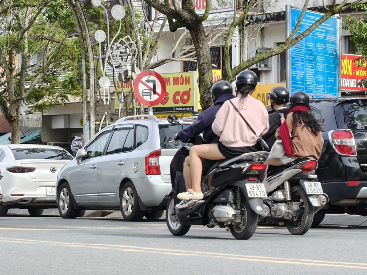 Biển báo 'núp xe': Hàng loạt vi phạm do rẽ trái sai quy định - Ảnh 3.