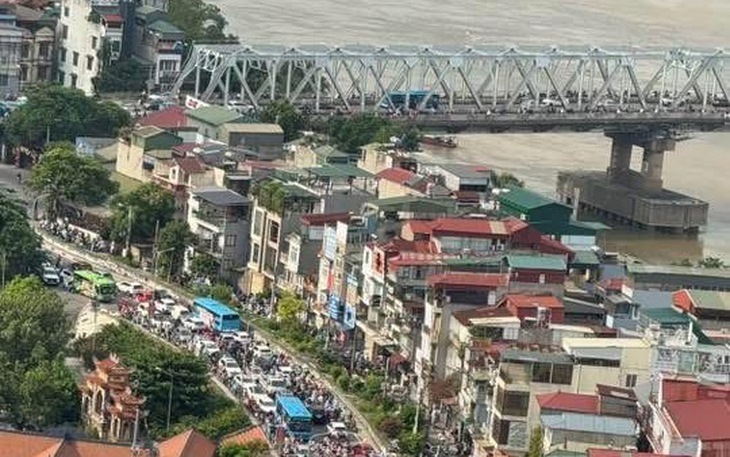 Cấm cầu Long Biên không thông báo khiến giao thông hỗn loạn, Hà Nội yêu cầu tháo rào chắn - Ảnh 2.
