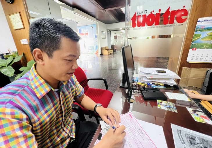 Nữ họa sĩ Phan Phú Yên trao 100 triệu đồng cho chương trình Tiếp sức đến trường của báo Tuổi Trẻ - Ảnh 5.