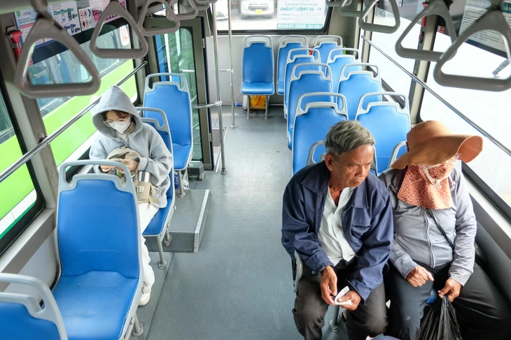 Sau phản ánh bất tiện, xe buýt sẽ vào tận khu đón khách của Bến xe miền Tây để trả khách nối chuyến- Ảnh 1. Sau phản ánh bất tiện, xe buýt sẽ vào tận khu đón khách của bến xe Miền Tây để trả khách nối chuyến - Ảnh 1.