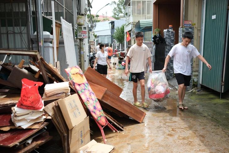 Thời tiết hôm nay 18-8: Đất liền mưa lớn, áp thấp gây dông gió dữ dội khắp Biển Đông - Ảnh 1.
