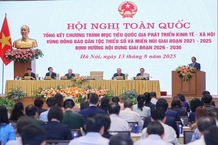 Thủ tướng Phạm Minh Chính động viên Trưởng bản Mùa A Thi cứu 90 người thoát khỏi lũ quét, sạt lở - Ảnh 3.
