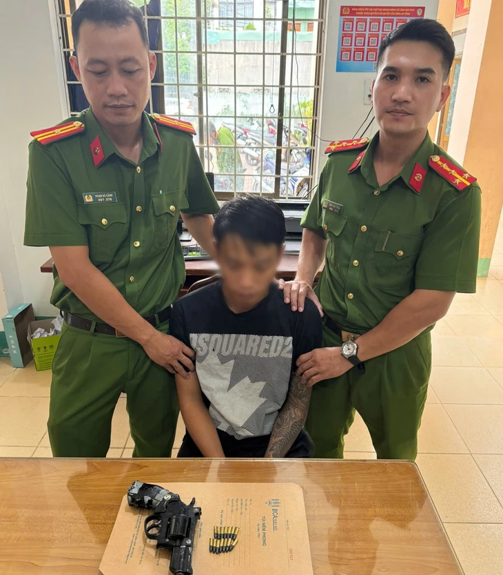 Bắt người trốn thi hành án tù, thu súng đạn trong phòng ngủ - Ảnh 1.
