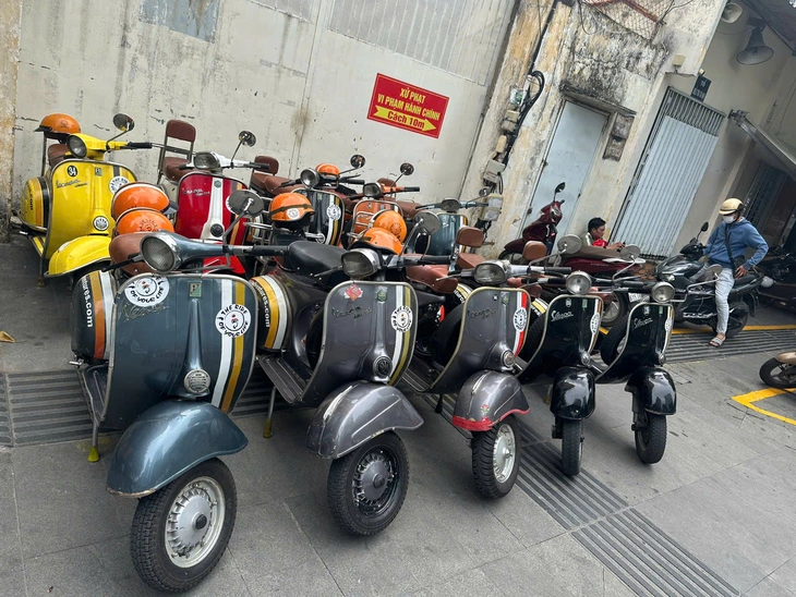 10 người mặc áo màu cam chạy Vespa vượt đèn đỏ ở trung tâm TP.HCM bị lập biên bản- Ảnh 3. Lập biên bản 10 người mặc áo cam chạy Vespa vượt đèn đỏ ở trung tâm TP.HCM - Ảnh 3.