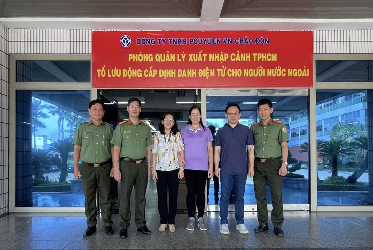 Triển khai tổ lưu động cấp định danh điện tử cho người nước ngoài ở TP.HCM - Ảnh 2.