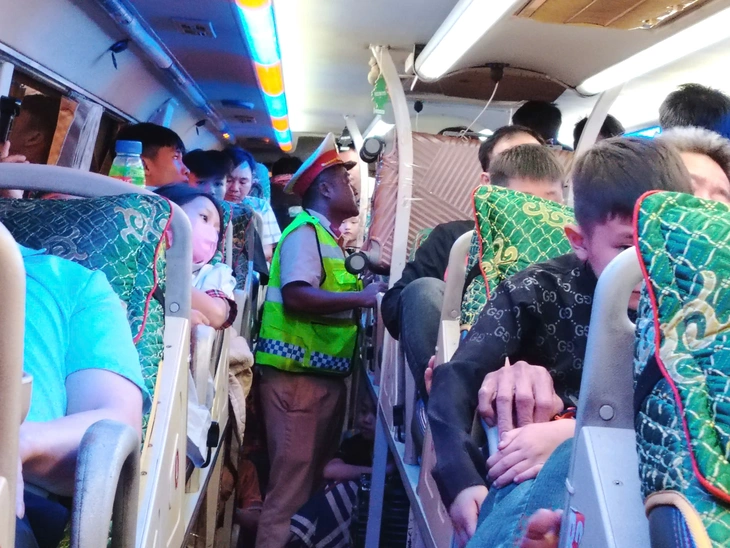 Mượn bằng lái của người khác để lái xe khách, bị phát hiện khi chở vượt 21 người - Ảnh 1.