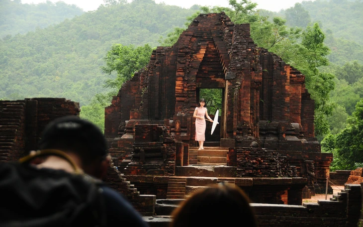 Mãn nhãn show diễn 'Đêm Mỹ Sơn huyền thoại' trong không gian tháp cổ ngàn năm - Ảnh 2.