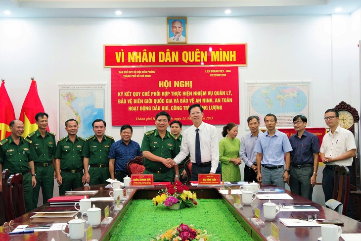 Bộ đội biên phòng TP.HCM và Vietsovpetro phối hợp bảo vệ an ninh, an toàn công trình dầu khí - Ảnh 1.