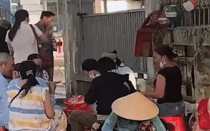 Kiểm tra hàng bún vỉa hè rửa tô qua loa bằng nước lã - Ảnh 2.