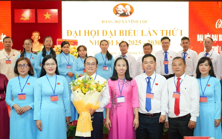 Gần 1 năm thực hiện chính quyền 2 cấp ở xã Vĩnh Lộc: Giải quyết 20.664 hồ sơ trước hạn - Ảnh 5.