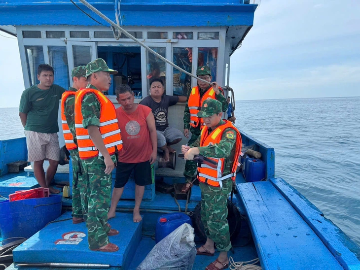 Cứu 5 ngư dân tàu câu cá ngừ gặp nạn - Ảnh 2.