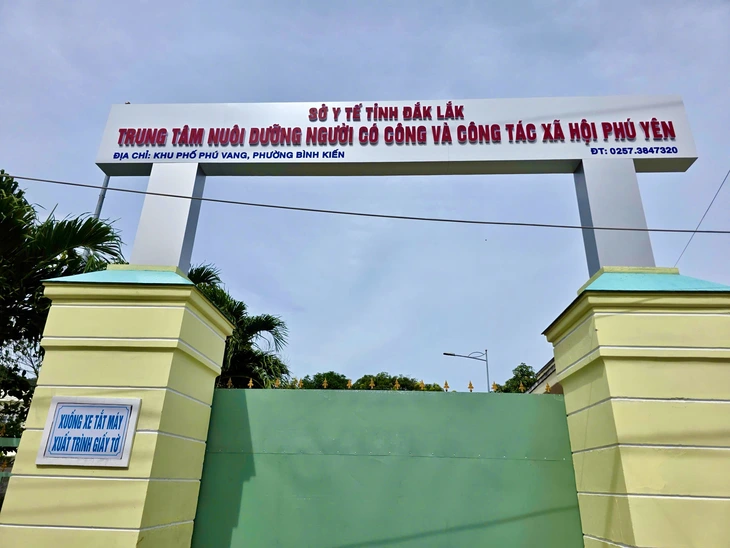 nữ nhân viên - Ảnh 1.