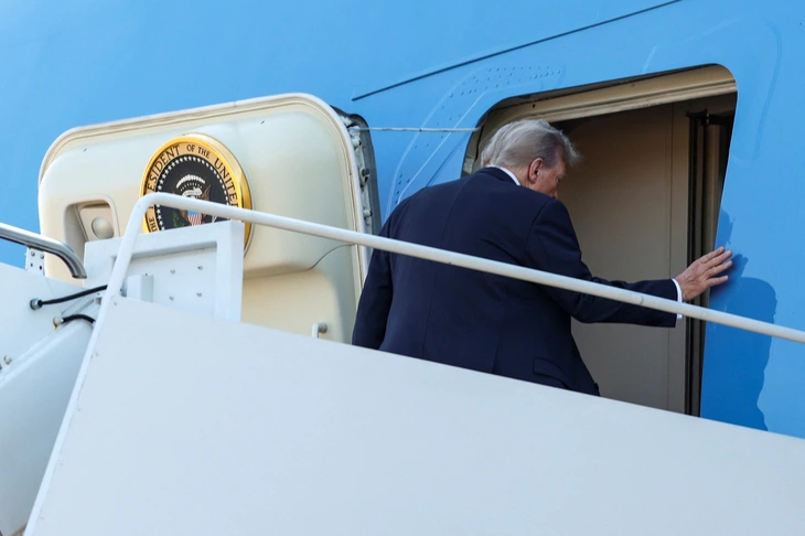 Ông Trump khởi hành tới Alaska, chuẩn bị cho thượng đỉnh với ông Putin - Ảnh 2.