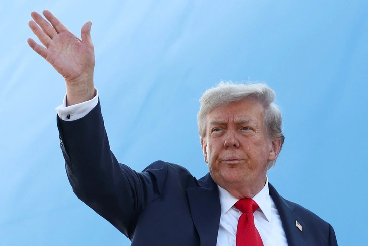 Ông Trump khởi hành tới Alaska, chuẩn bị cho thượng đỉnh với ông Putin - Ảnh 1.