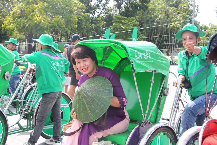 Độc đáo Grab xích lô ở thành phố di sản - Ảnh 2.