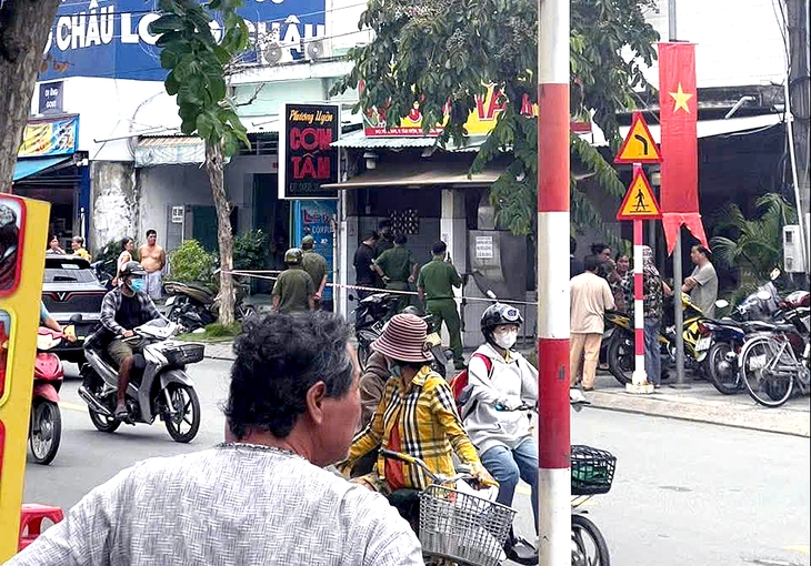 Camera ghi cảnh cụ bà bị nam thanh niên bóp cổ tử vong - Ảnh 1.