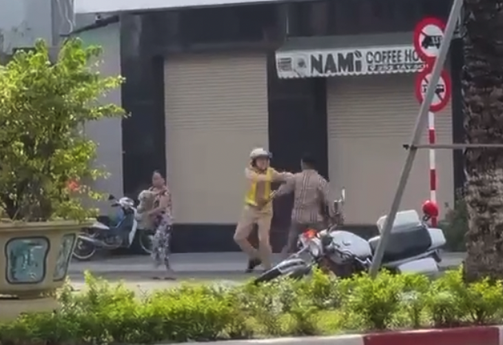 Tạm giữ người đàn ông bỏ chạy sau tai nạn, còn hành hung cảnh sát giao thông - Ảnh 2.