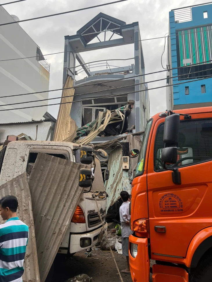 Điều tra vụ nổ tại công ty sản xuất kính khiến một số căn nhà bị hư hỏng - Ảnh 5.
