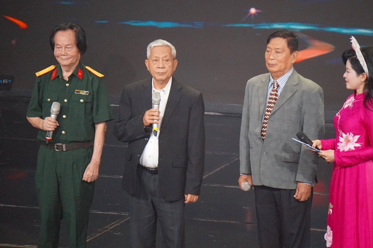 Những câu thơ viết nên hình đất nước - Ảnh 4.