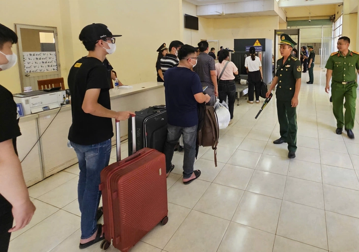 Tây Ninh tiếp nhận 353 người Việt lao động trái phép trong casino ở Campuchia - Ảnh 1.