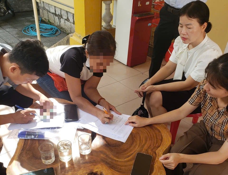 Kiểm tra hàng bún vỉa hè rửa tô qua loa bằng nước lã - Ảnh 1.