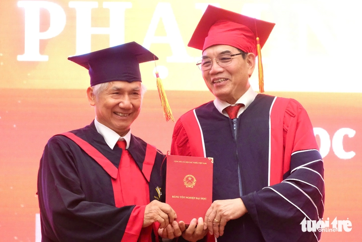cụ ông - Ảnh 1.