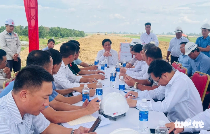 Nhà thầu 'kêu' cao tốc Châu Đốc - Cần Thơ - Sóc Trăng thiếu cát - Ảnh 2.