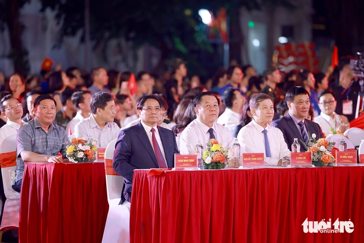 Thủ tướng dự chương trình 'Hà Nội - Từ mùa thu lịch sử năm 1945' tái hiện 80 năm lãng mạn, bi tráng - Ảnh 1.