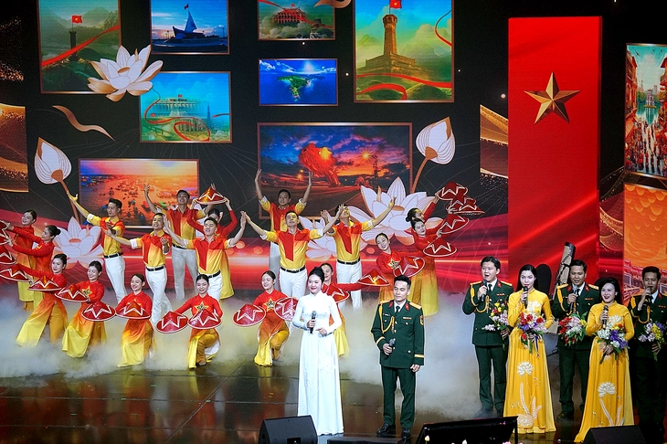 Nghẹn ngào nghe lại ‘những câu thơ viết nên hình đất nước’ - Ảnh 2.