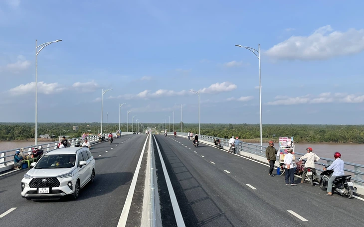 Kiểm tra, xử lý tình trạng người dân vượt rào, gây lộn xộn trên cầu Đại Ngãi 2 - Ảnh 3.