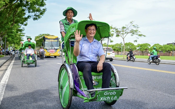 Du khách đến tháp Nghinh Phong thích thú check in với cá ngừ 'siêu khủng' làm từ gáo dừa  - Ảnh 8.