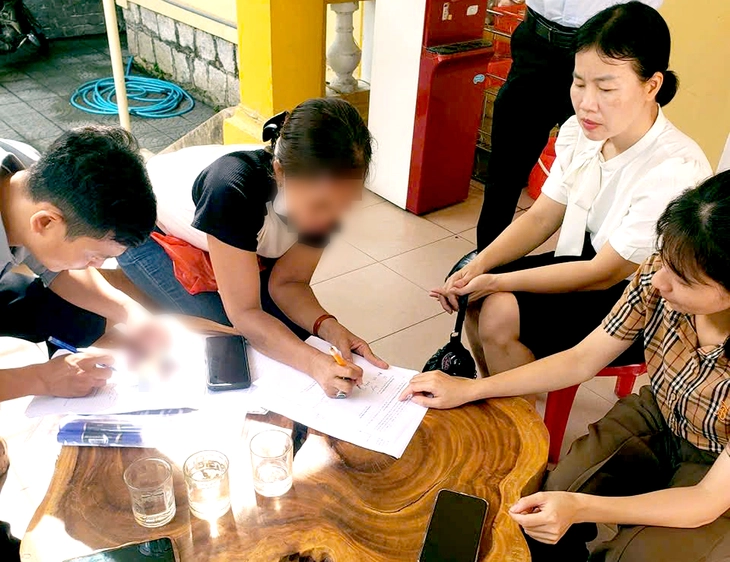 Kiểm tra hàng bún vỉa hè rửa tô qua loa bằng nước lã - Ảnh 1.