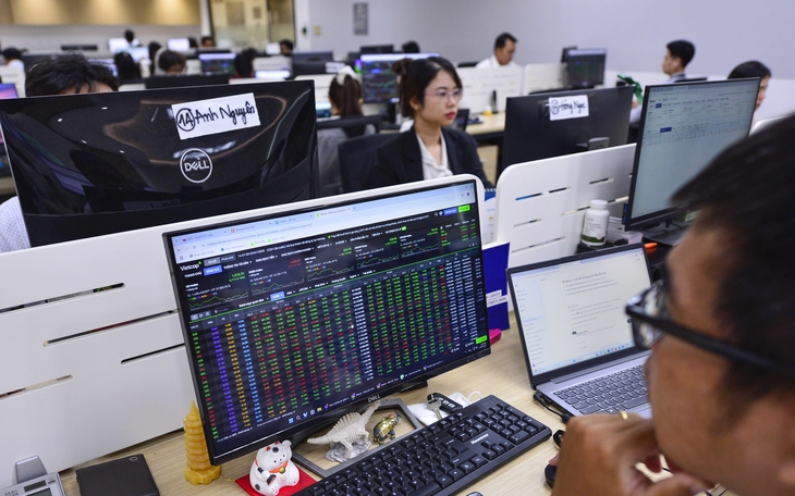 Lộ diện những nhà đầu tư 'miệt mài' gom cổ phiếu phiên VN-Index tăng 53 điểm - Ảnh 2.