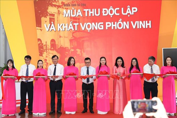 Khai mạc triển lãm tư liệu 'Mùa thu độc lập và Khát vọng phồn vinh' - Ảnh 1.