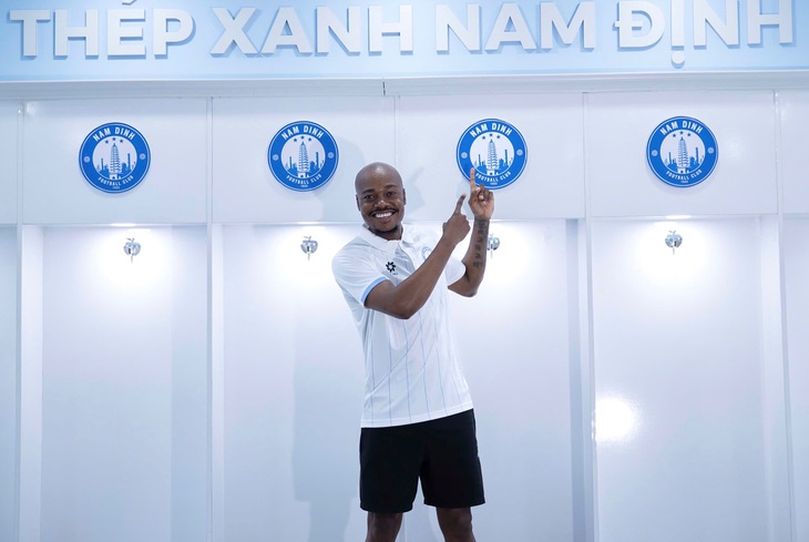 Nam Định chiêu mộ cầu thủ từng đấu với Man City, Real Madrid - Ảnh 1.
