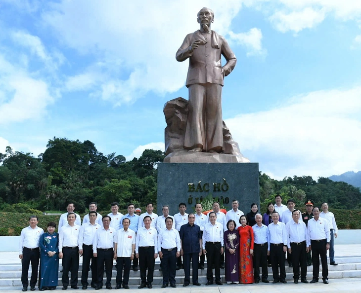 Chủ tịch Quốc hội cắt băng khánh thành Nhà tưởng niệm Chủ tịch Tôn Đức Thắng tại Tân Trào - Ảnh 4.