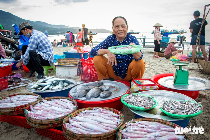 Sáng sớm đi mua cá tươi, mực nháy tại chợ ‘chồm hổm’ dọc biển Đà Nẵng - Ảnh 11.