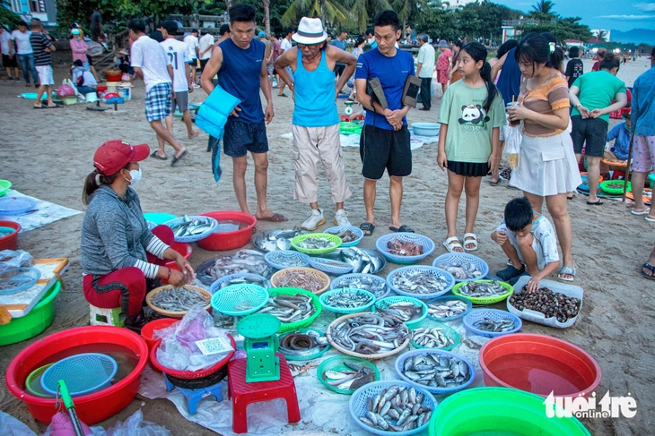 Sáng sớm đi mua cá tươi, mực nháy tại chợ ‘chồm hổm’ dọc biển Đà Nẵng  - Ảnh 16.
