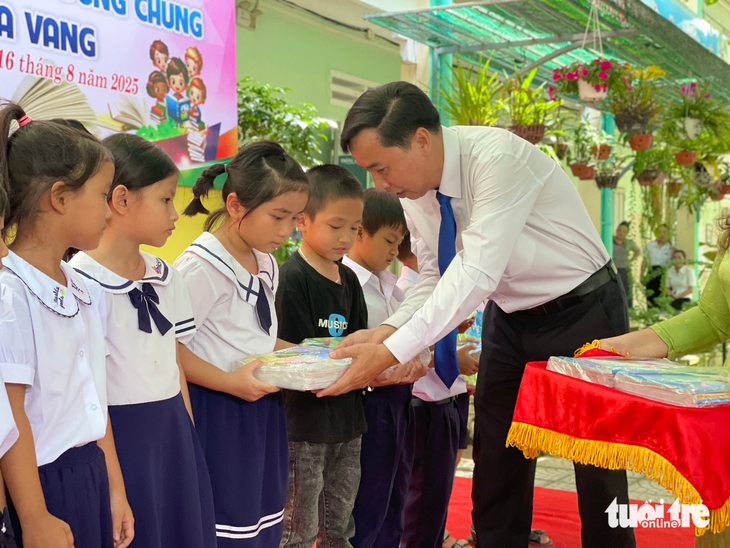 Niềm vui trước ngày khai giảng: Học trò nghèo Hòa Vang ôm trọn bộ sách mới - Ảnh 1.