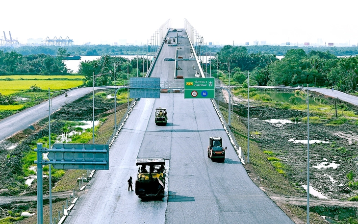 Ngày mai khánh thành cầu Nhơn Trạch, địa phương vẫn chưa di dời cáp điện thòng xuống đường - Ảnh 3.