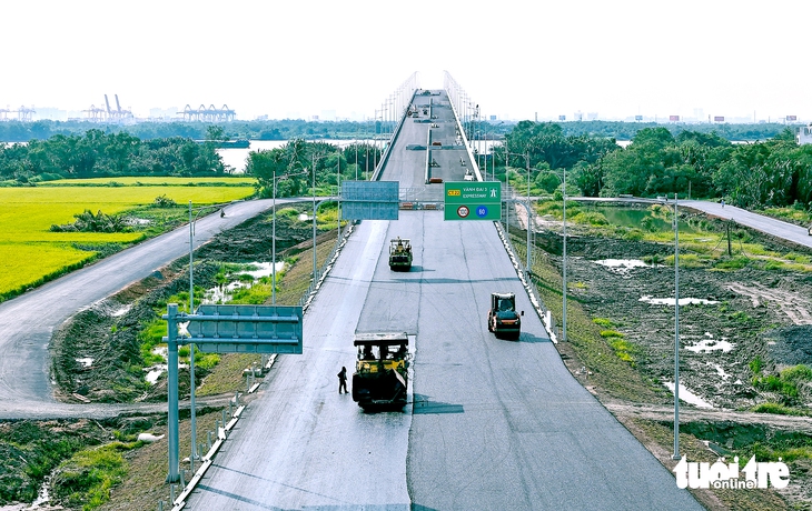 Cầu Nhơn Trạch sắp thông xe: Xe tải lớn, xe khách trên 16 chỗ chưa được lên cầu - Ảnh 1.
