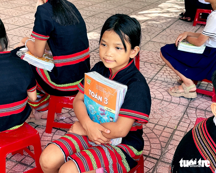 Niềm vui trước ngày khai giảng: Học trò nghèo Hòa Vang ôm trọn bộ sách mới - Ảnh 3.