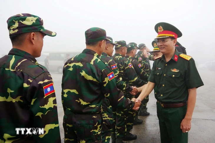 Đón đoàn cán bộ, chiến sĩ Quân đội Lào sang tham gia diễu binh, diễu hành - Ảnh 1.