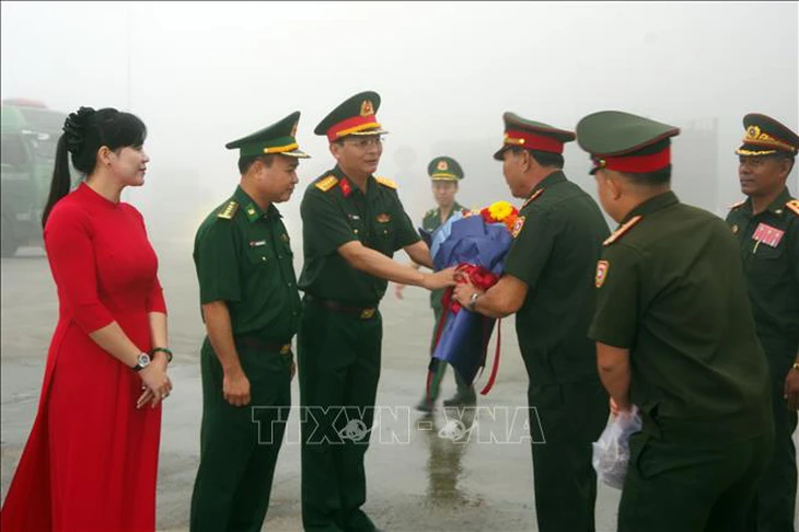 Đón đoàn cán bộ, chiến sĩ Quân đội Lào sang tham gia diễu binh, diễu hành - Ảnh 4.
