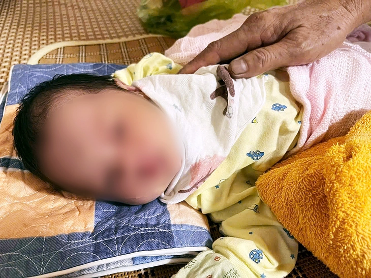 Bé gái sơ sinh bị bỏ rơi kèm lời nhắn 'mong thầy không giao cho ai' - Ảnh 1.