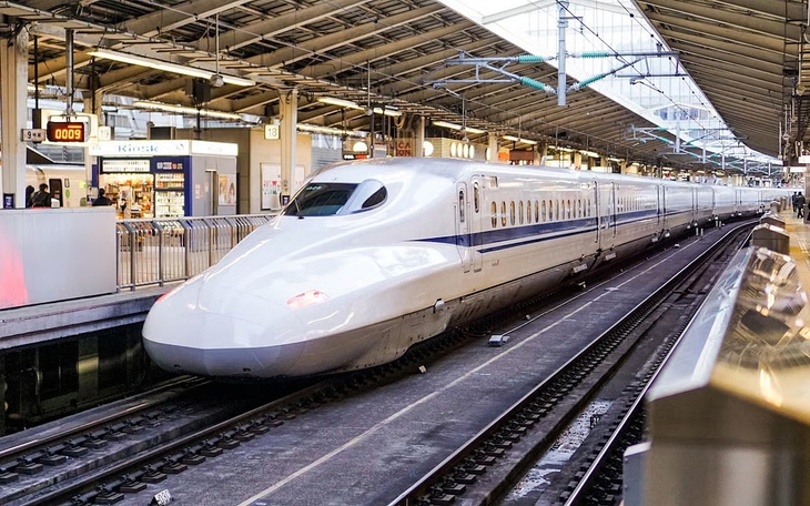 Tàu cao tốc Shinkansen dừng khẩn cấp, 560 hành khách mắc kẹt trên tàu 3 tiếng - Ảnh 2.